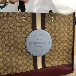 DEMPSEY TOTE 40IN SIGNATURE JACQUARD & COACH PATCH